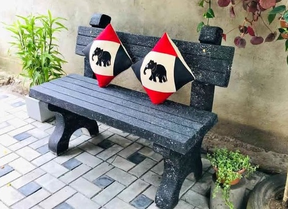 <Garden bench පටි බංකුව/කවිච්චිය>