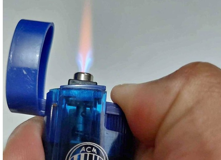 Zippo style jet flame lighter